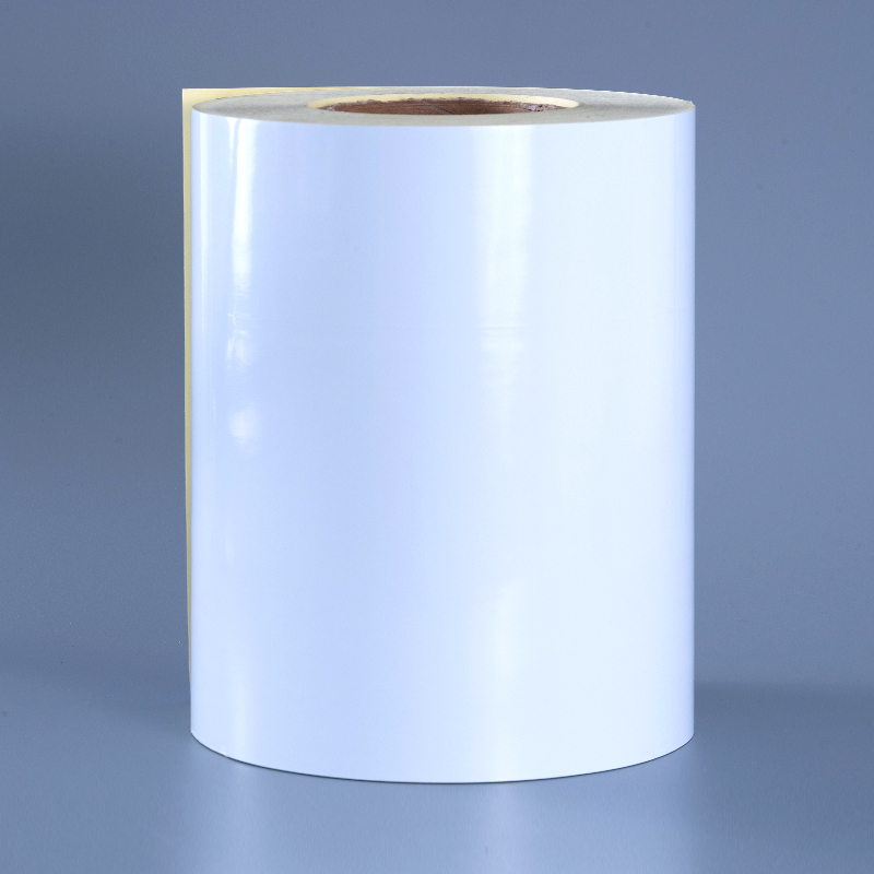 Samoljepljiva naljepnica od sjajnog bijelog poliesterske folije od 50 mikrona s uklonjivim ljepilom, otporna na alkohol i visoke temperature