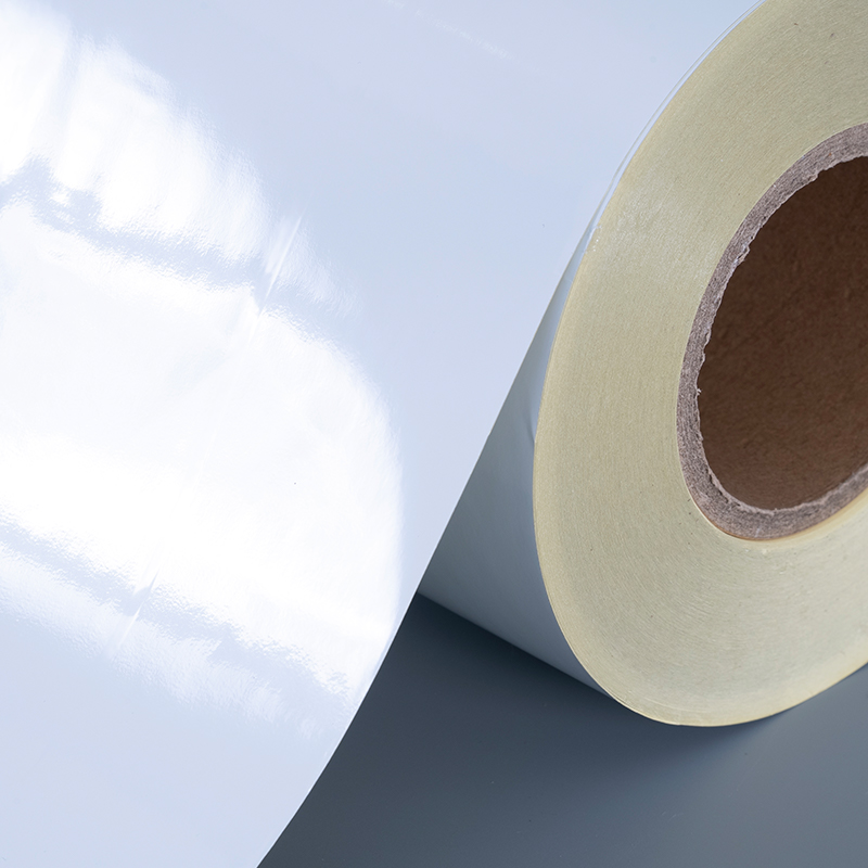 Samoljepljiva naljepnica od sjajnog bijelog poliesterske folije od 50 mikrona s uklonjivim ljepilom, otporna na alkohol i visoke temperature